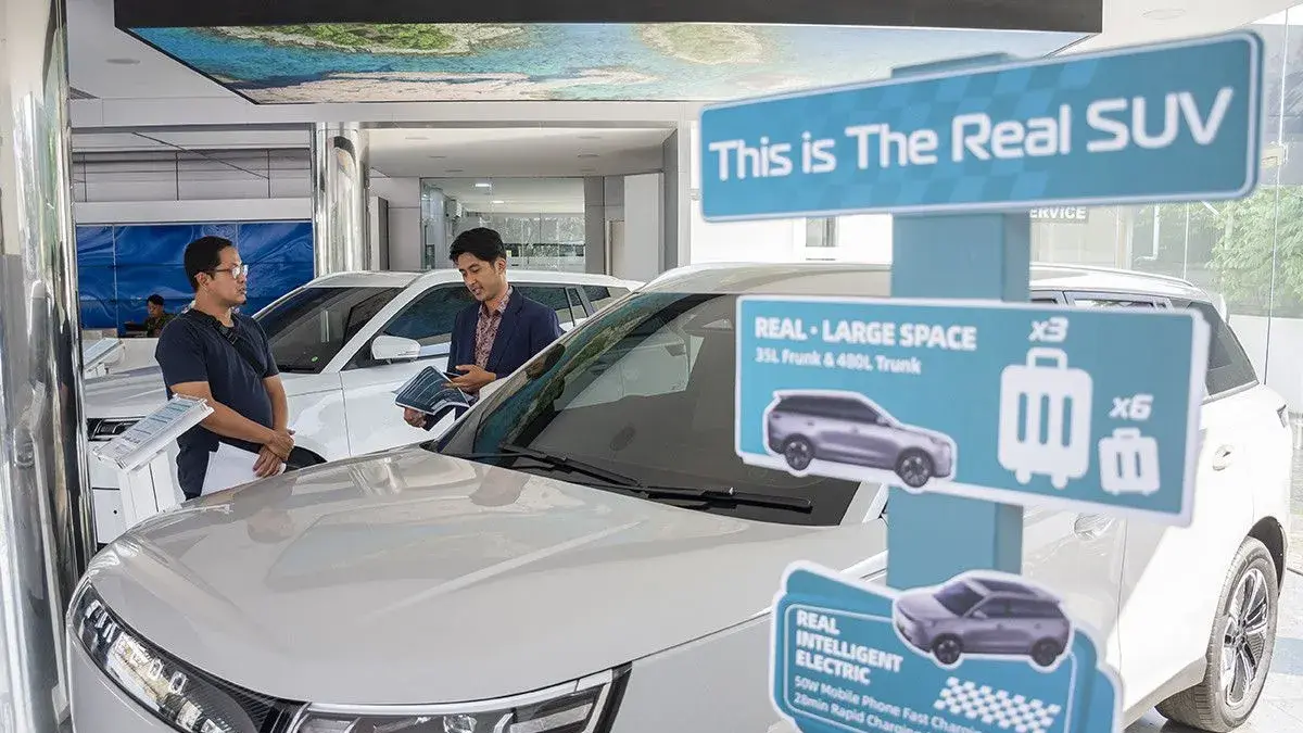 Ilustrasi - Pramuniaga memberikan informasi mobil listrik kepada konsumen di showroom Jaecoo GCP Soekarno Hatta, Bandung, Jawa Barat, Jumat (12/6/2026). Berdasarkan data Gabungan Industri Kendaraan Bermotor Indonesia (Gaikindo) penjualan mobil listrik murni sepanjang Januari-Mei 2026 mencapai 57.087 unit atau meningkat sekitar 80 persen dibanding periode yang sama pada tahun lalu. ANTARA FOTO/Abdan Syakura/agr