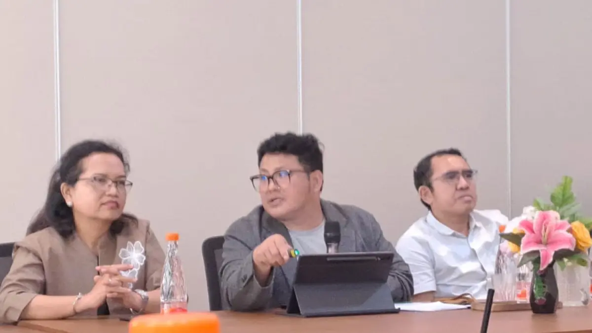 Asisten Deputi Bidang SDM dan Komunikasi Kedeputian Wilayah II BPJS Kesehatan, Jenal saat memaparkan perkembangan Program JKN, Kamis (18/6).  Foto Azis Maulana / Batam Pos