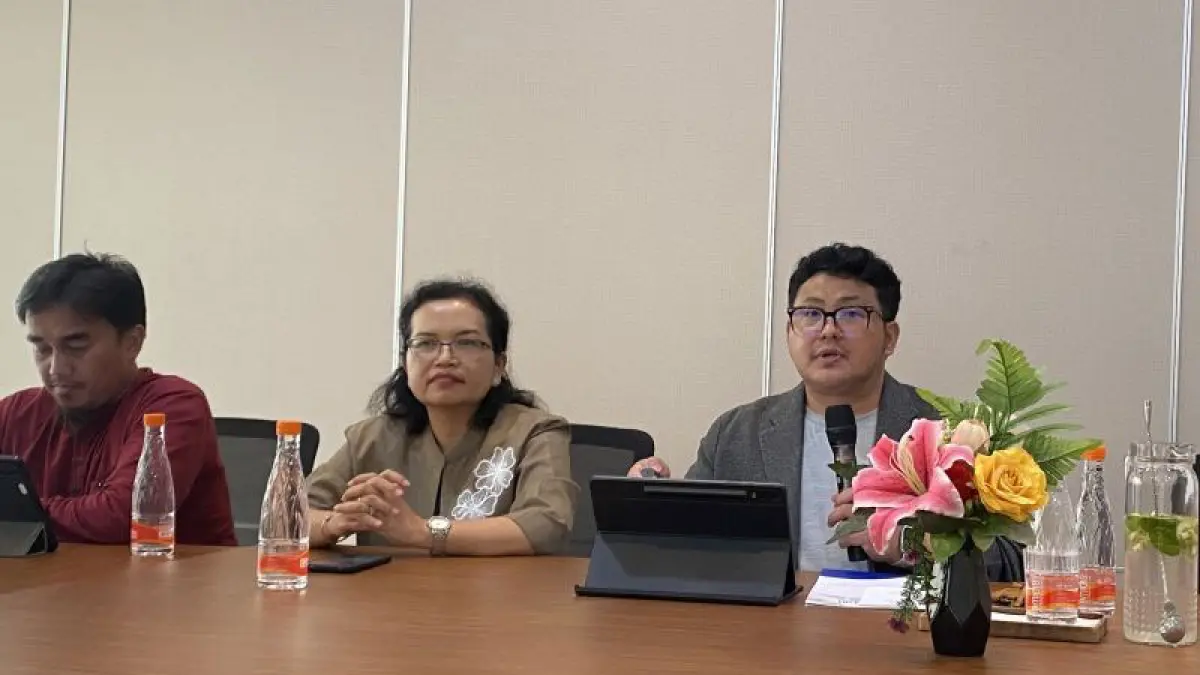 Asisten Deputi Bidang SDM, Umum dan Komunikasi Kedeputian Wilayah II BPJS Kesehatan Jenal M. Sambas (kanan) dan Kepala Cabang BPJS Kesehatan Kota Tanjungpinang Nara Grace di Batam, Kepri, Kamis (18/6/2026). (ANTARA/Amandine Nadja) 