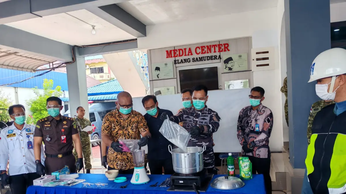 Danlanal TBK, Letkol Laut (P) Samuel C Noya dan Ketua PN Karimun, Edy Samueputtty disaksikan Tokoh Masyarakat Kepri, Nurdin Nasirun memusnahkan sabu dan ekstasi yang berasal dari Malaysia. F Sandi Pramosinto/Batam Pos