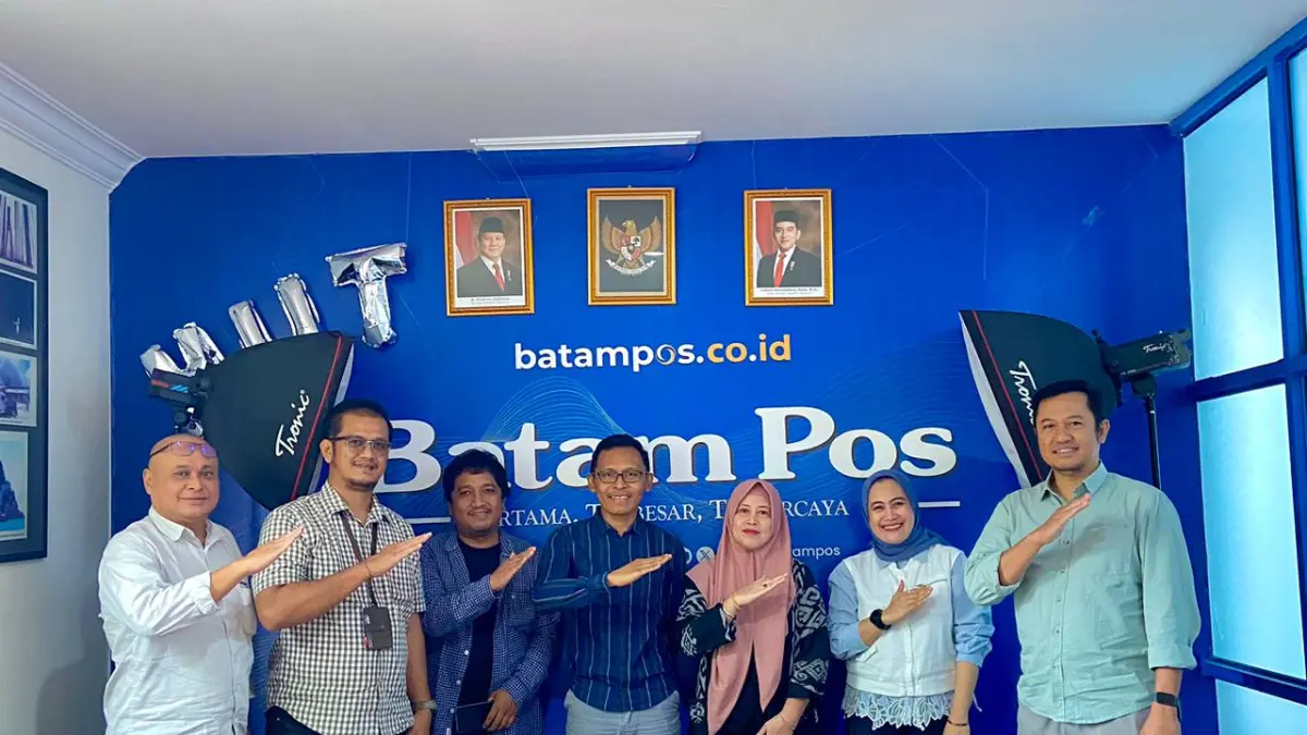 Manajemen Batam Pos dan perwakilan Lion Air Group pada Jumat (19/6). (Dok. Batam Pos)
