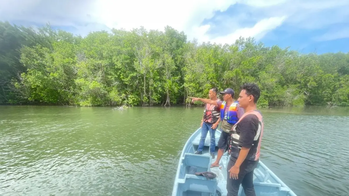 Polisi melakukan olah TKP pascaterbaliknya speedboat yang mengangkut 8 orang wisatawan asing asal Singapura di Perairan Sebong Lagoi, Kecamatan Teluk Sebong, Bintan. F. Satpolairud Polres Bintan untuk Batam Pos