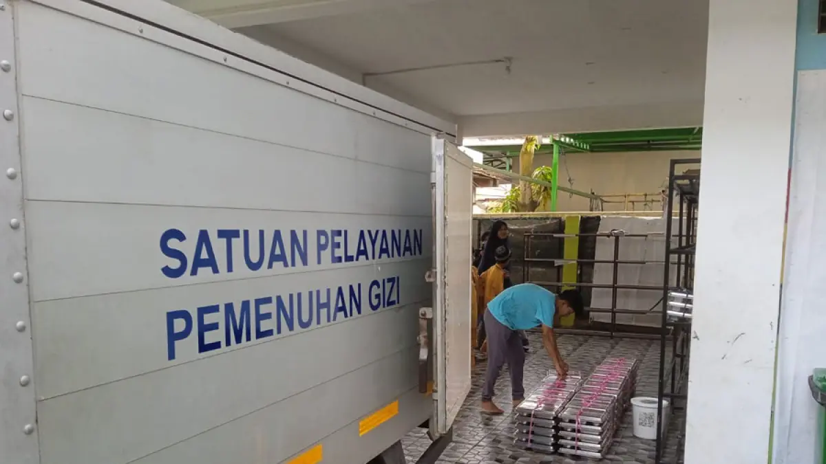 Sebuah SPPG mengirim menu MBG ke sebuah sekolah. Seluruh dapur MBG yang sempat berhenti telah menerima tambahan dana operasional sehingga dapat kembali melayani para penerima manfaat. F. Putut Ariyo / Batam Pos
