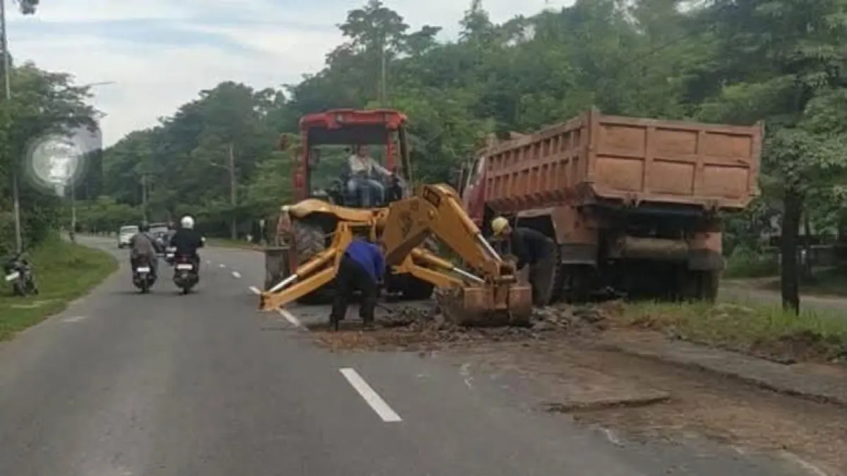 Sejumlah titik kerusakan di ruas Jalan S Parman di Kecamatan Seibeduk, Kota Batam telah memasuki tahap pengerukan dan perbaikan.   F. Yofie Y / Batam Pos