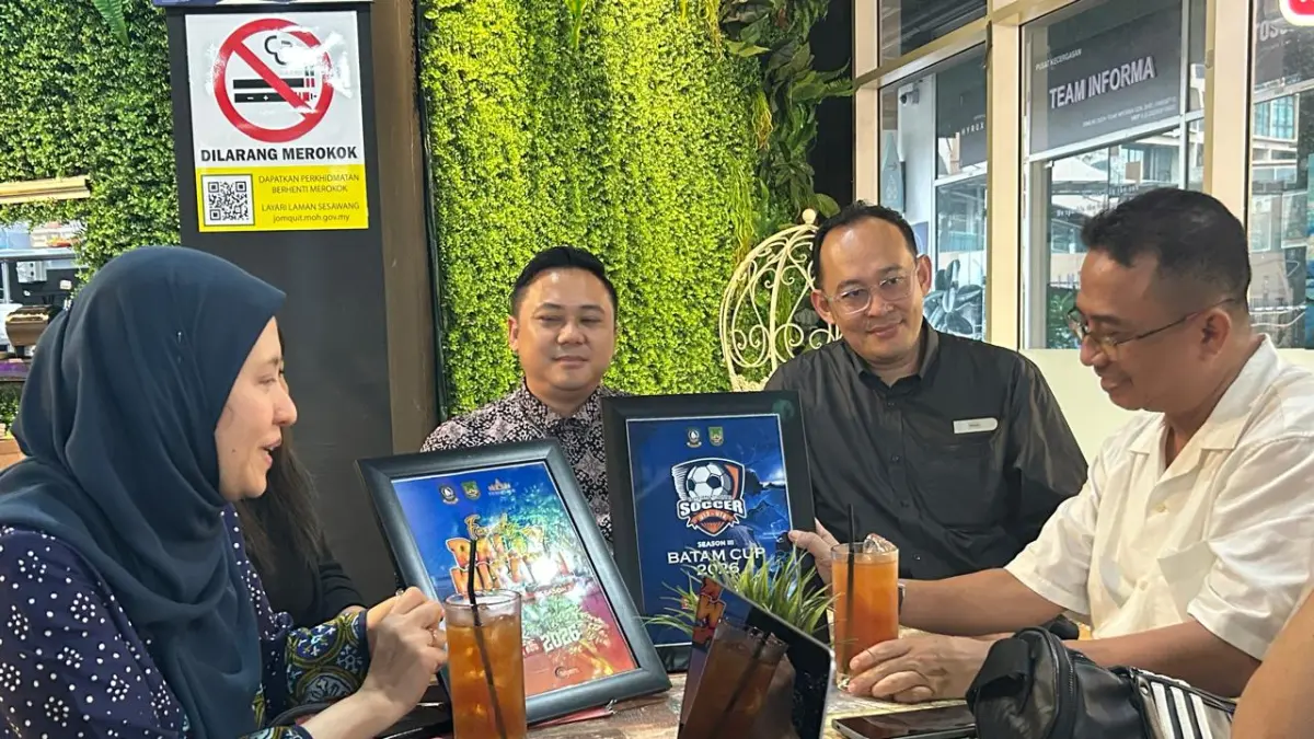 Presiden Direktur Keenan Wisata Surya Wijaya (kanan) saat diskusi dan meeting pelaksanaan dua event wisata, Family Rally Wisata dan International Soccer Batam Cup ke-3 kepada Konsul bagian ekonomi KJRI-JB, Siti Fauziah (kiri) dan tim manajemen Dao by Dorsett Hotel di Johor Bahru, Kamis (18/6/2026). F Chahaya Simanjuntak/Batam Pos