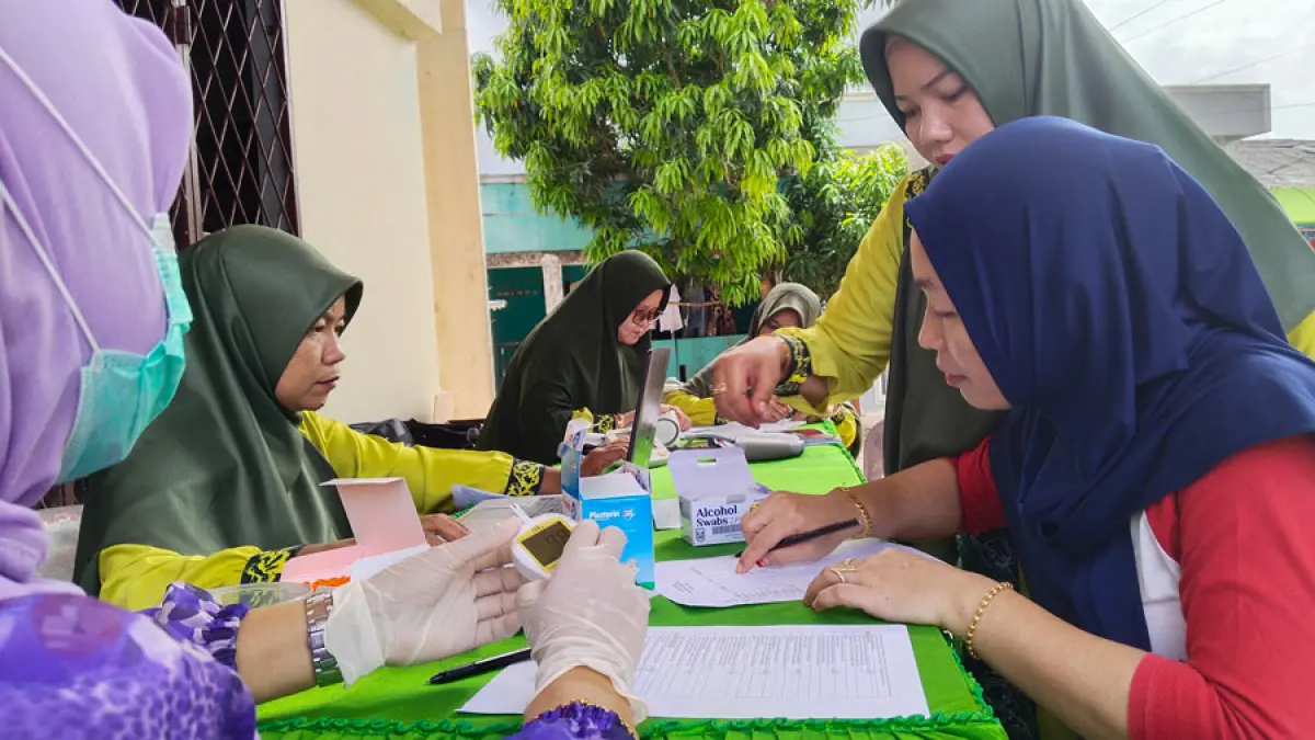 Warga tampak antusias memanfaatkan layanan yang disediakan. Petugas kesehatan Puskesmas Sekupang bersama kader posyandu dan kader TB melayani masyarakat secara bergantian.  F. Rengga Y / Batam Pos