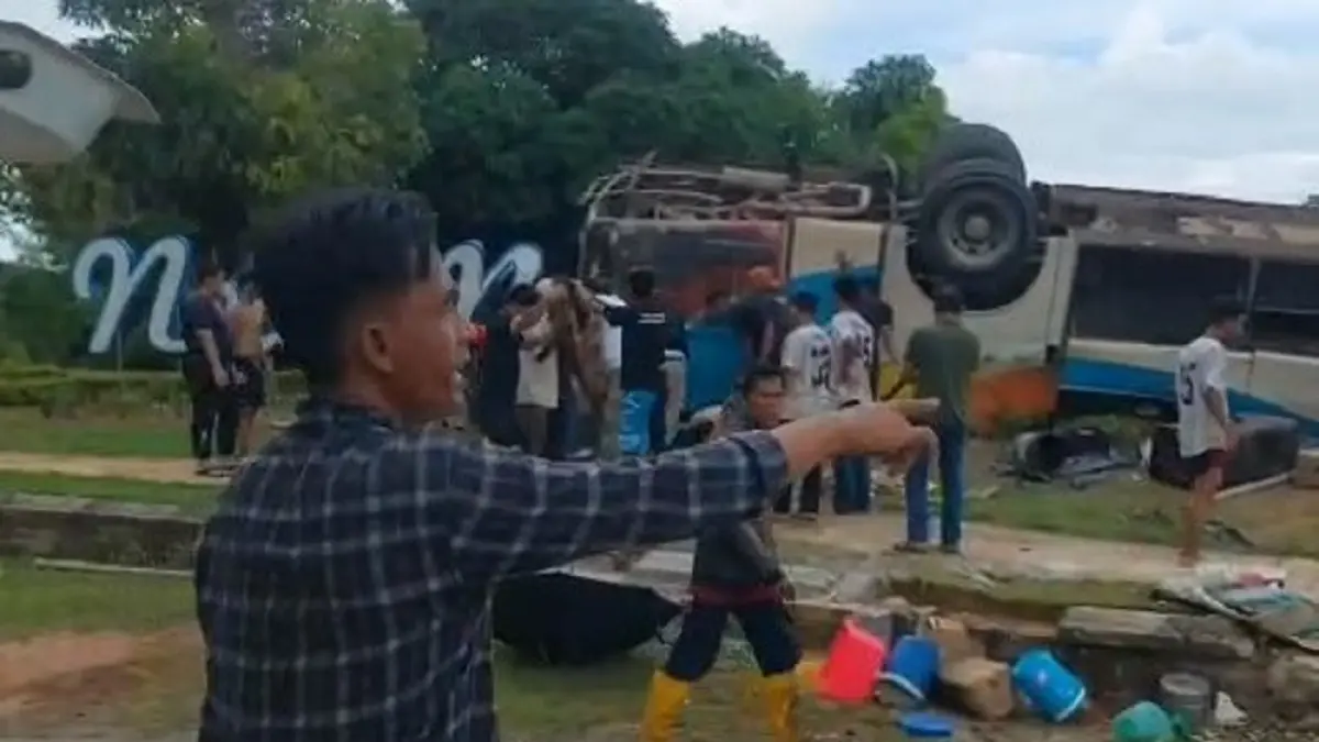 Bus rombongan wisatawan terbalik di kawasan Pantai New Melur, Galang, Batam, dan dievakuasi oleh polisi serta warga. Foto: Tangkapan layar video WAG