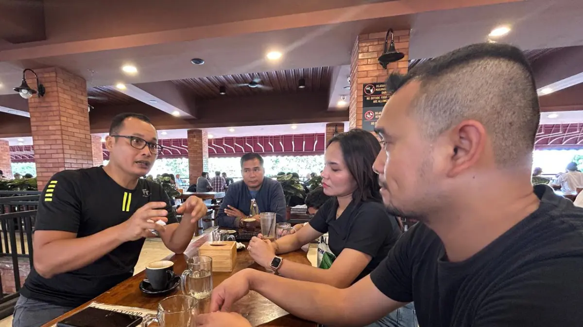 KOMPOL Chris Tamba (kiri) saat bertemu dan berbincang serius dengan Pendeta Waruwu (tengah), Ruth Surbakti dan Febrian (kanan) di Morning Bakery Greenland, Batamcenter, Sabtu (13/6/2026) lalu. F Chahaya Simanjuntak/Batam Pos