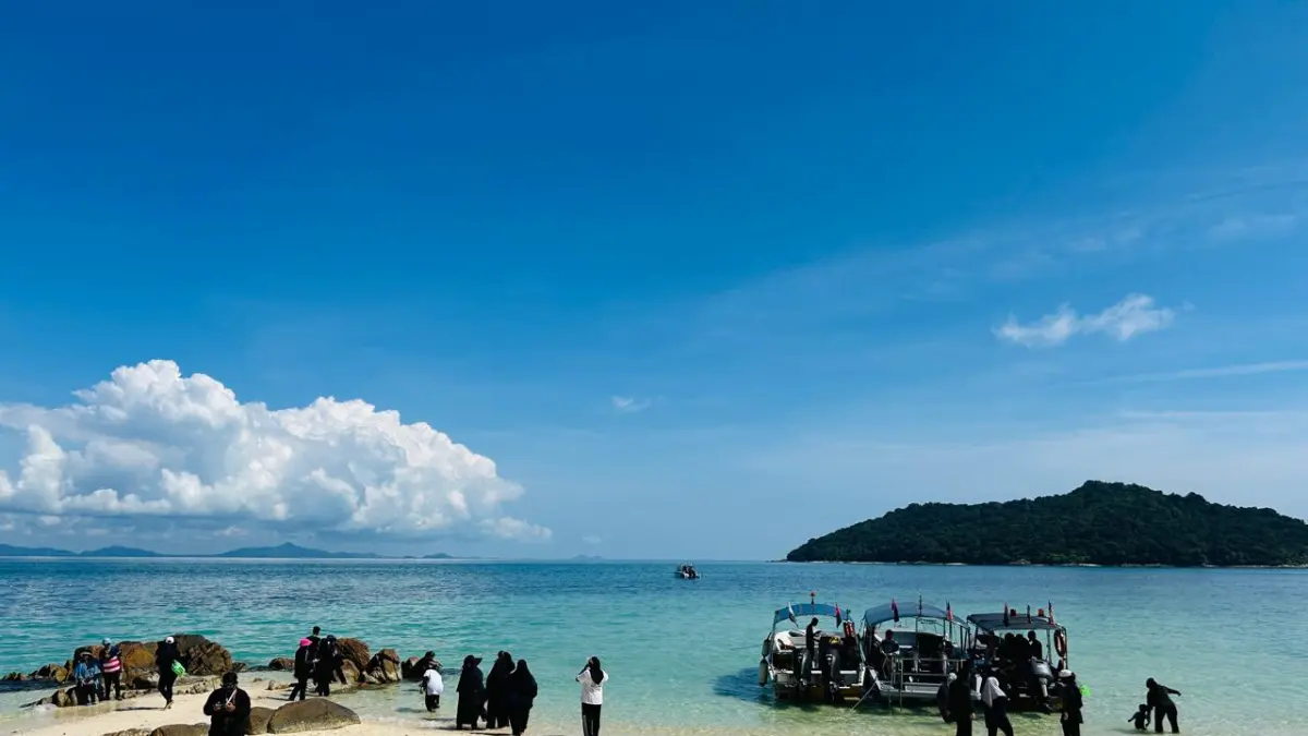 PARA peserta Island Hopping, yang baru tiba di Pulau Tengah, Perairan Johor di kawasan Mersing, Sabtu (20/6/2026). F Chahaya Simanjuntak/Batam Pos