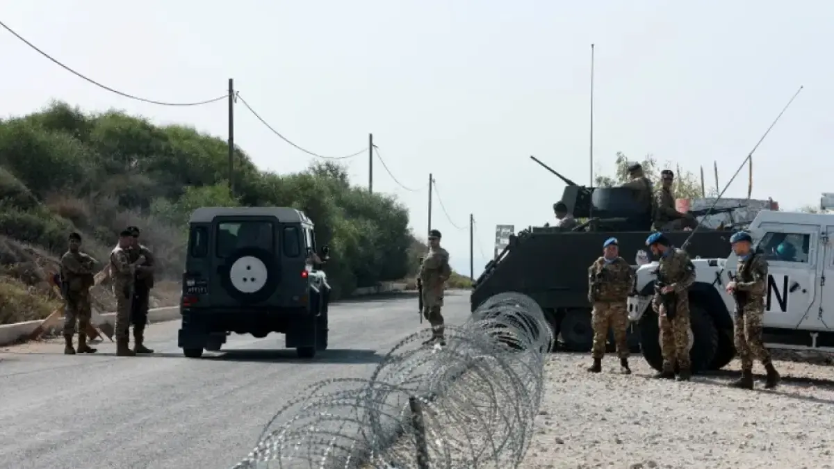 Pasukan penjaga perdamaian UNIFIL dan tentara Lebanon berjaga di sebuah pos pemeriksaan di Naqoura, dekat perbatasan Lebanon-Israel, di Lebanon selatan. [Aziz Taher/Reuters]