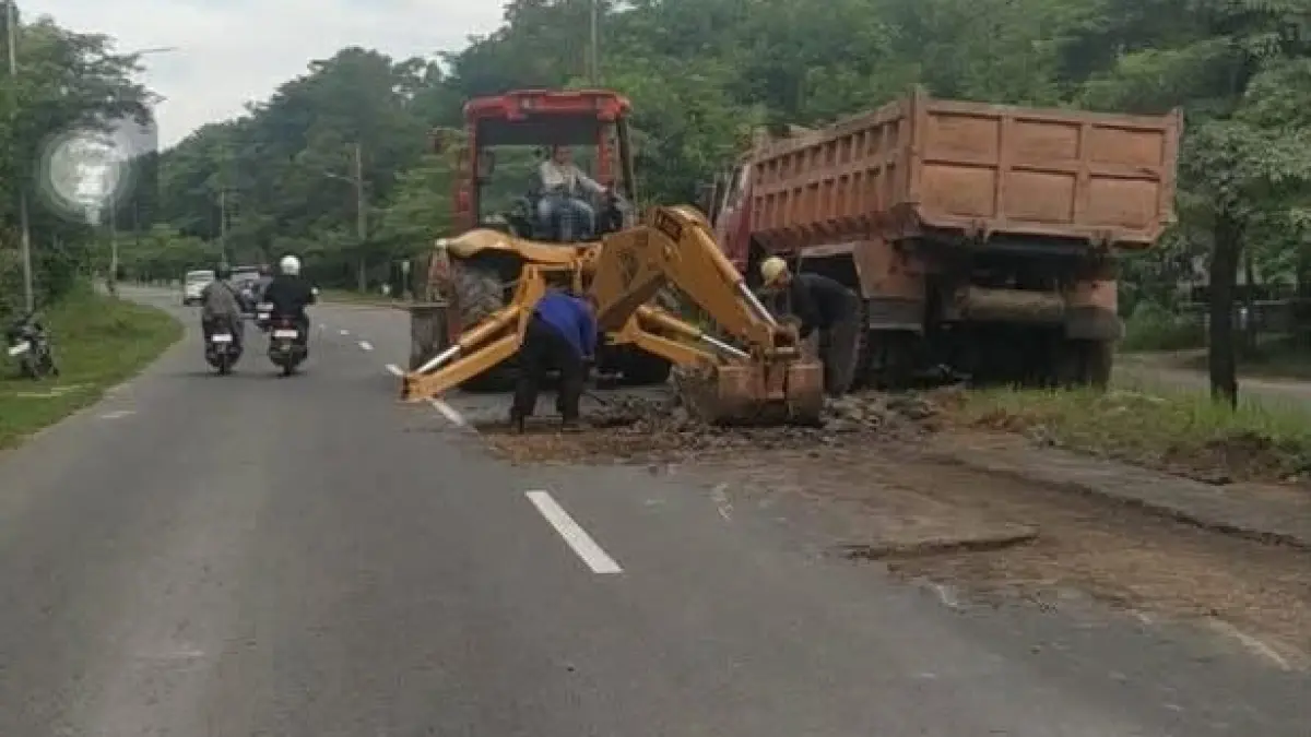 Perbaikan jalan berlubang di ruas Jalan S Parman, Kecamatan Seibeduk.