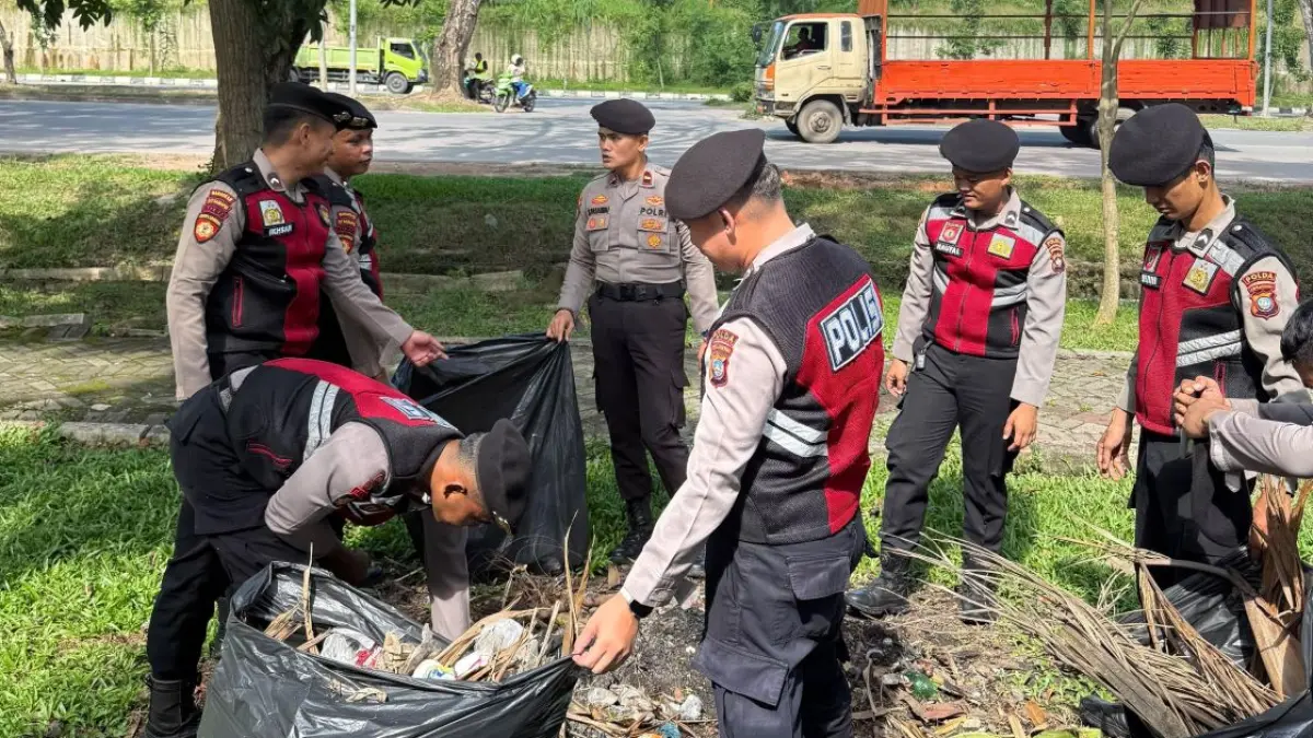 Personel Ditsamapta Polda Kepri bersama petugas Dinas Lingkungan Hidup (DLH) Kota Batam menggelar aksi gotong royong membersihkan kawasan Taman Wijaya,