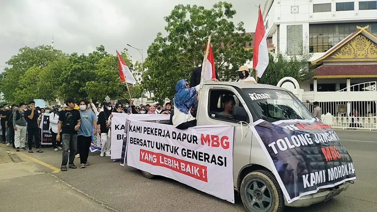 Ratusan relawan dan pekerja dapur yang tergabung dalam Aliansi Relawan Pekerja Dapur Makan Bergizi Gratis (MBG) Kota Batam menggelar aksi damai di depan Kantor DPRD Batam, Sabtu (20/6). Foto: Azis Maulana/Batam Pos