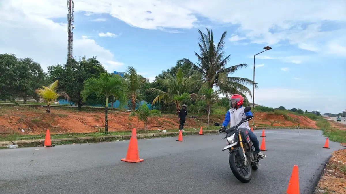 Tiga anggota komunitas Honda asal Kepulauan Riau berfoto bersama usai dinobatkan sebagai wakil daerah pada Astra Honda Safety Riding Instructor Competition 2026 tingkat nasional. Foto: Istimewa