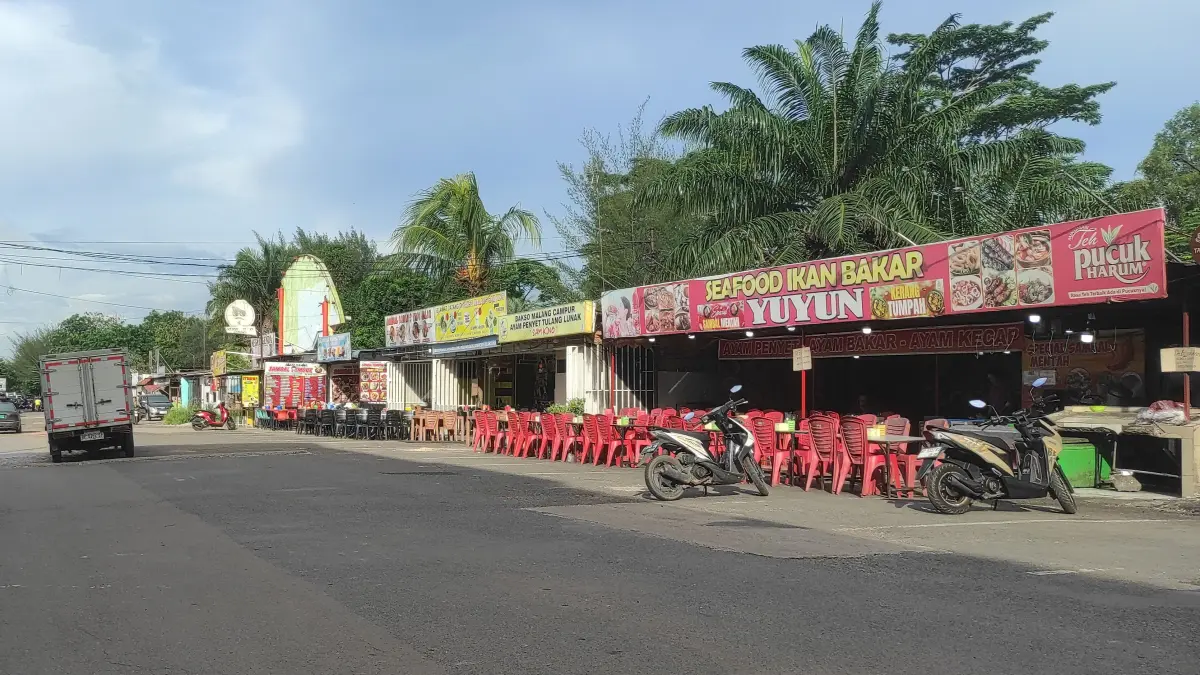 Deretan kios Kuliner yang berada di kawasan Mega Legenda, Jumat (19/6). Badan Pengusahaan Batam (BP Batam) memutuskan untuk menunda rencana pembongkaran lapak Usaha Mikro, Kecil, dan Menengah (UMKM) di kawasan Mega Legenda hingga Desember 2026. F.Cecep Mulyana/Batam Pos
