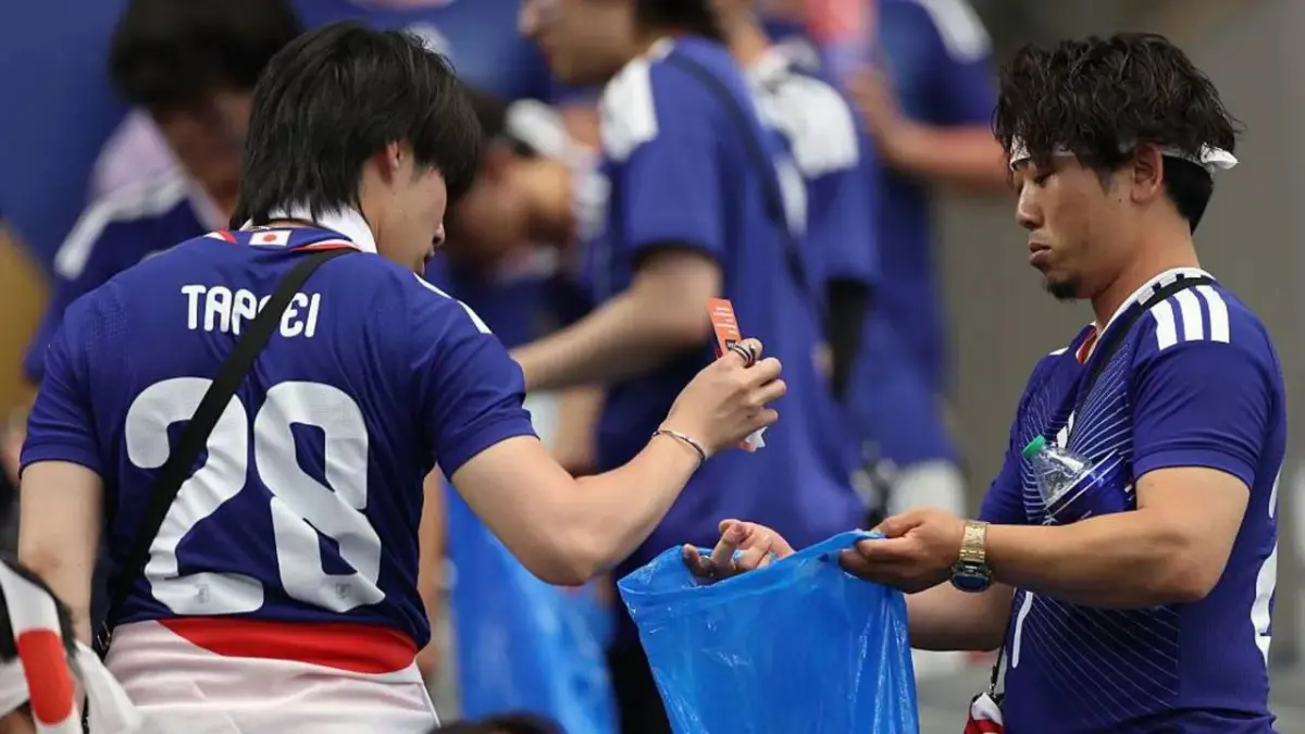 Viral aksi suporter Jepang membersihkan stadion di Piala Dunia 2026. (x.com/instablog9ja)