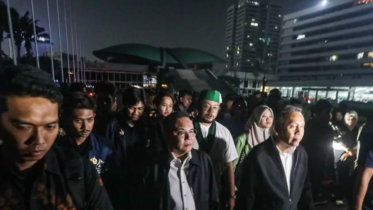 Wakil Ketua DPR RI Sufmi Dasco menemui masa aksi usai mengikuti audiensi di Gedung DPR RI Kompleks Parlemen Senayan Jakarta, Jumat (19/6/2026). (Salman Toyibi/ Jawa Pos)