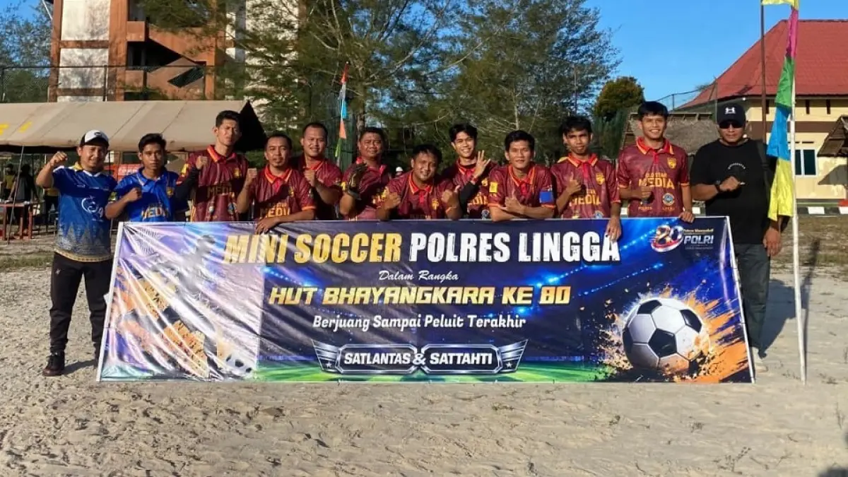 Media B mengalahkan Satlantas 3-1 pada Turnamen Mini Soccer Polres Lingga Cup 2026.  Foto: Andi untuk Batam Pos