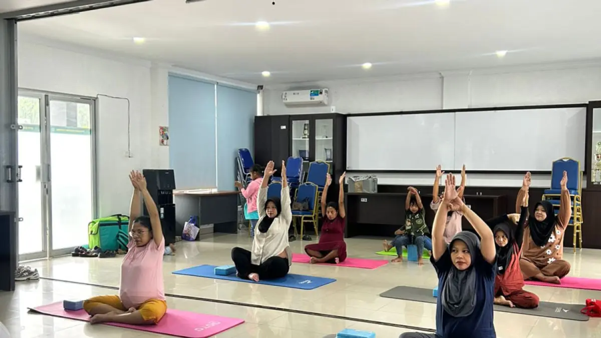 Peserta mengikuti kegiatan yoga dan hypnobirthing dalam program IBU HEBRING (Kelas Ibu Hamil, Yoga dan Hypnobirthing) di Aula Puskesmas Sekupang, Sabtu (20/6).  F. Rengga Y / Batam Pos