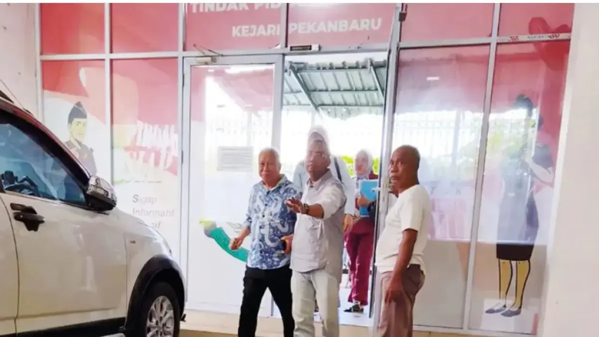 Rida K Liamsi didampingi keluarga keluar dari Ruang Tahap II Tindak Pidana Umum Kejaksaan Negeri Pekanbaru, Kamis (18/6/2026). (KEJARI PEKANBARU UNTUK RIAU POS)