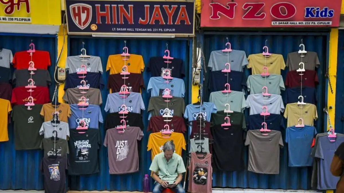 Pedagang pakaian menunggu pembeli di Pasar Cipulir, Jakarta. Kementerian Ketenagakerjaan (Kemnaker) melalui kajian “Outlook Ketenagakerjaan 2026” mencatat sebanyak 58 persen tenaga kerja Indonesia masih bekerja di sektor informal. ANTARA FOTO/Sulthony Hasanuddin/wpa. 