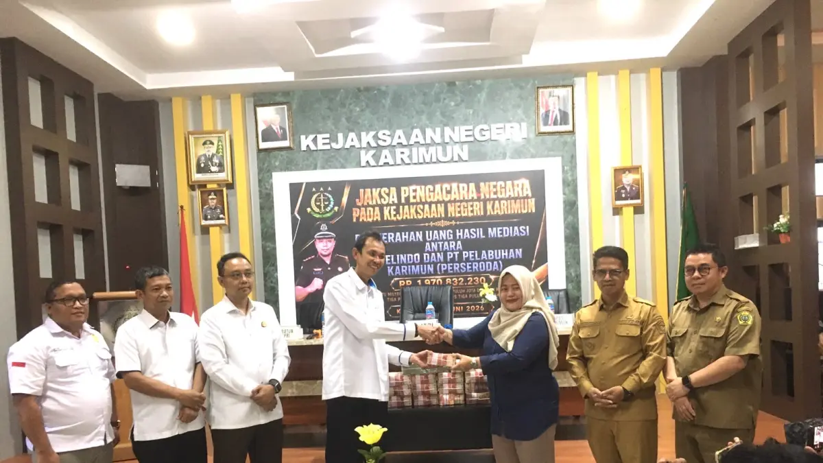 Kejari Karimun Denny Wicaksono dengan GM PT Pelindo (Persero) Karimun Joni Hutama, Dirut PT Pelabuhan Karimun (Perseroda) Liza Bharliyantie Hilsya dan Kasi Datun Kejari Karimun Mangasi Simanjuntak saat serahterima surat pembayaran kerjasama bagi hasil pengelolaan STS antara Pelindo dan BUP tahun 2009-2014 sebesar Rp1.970.832.230 disaksikan Bupati Karimun Iskandarsyah. F Tri Haryono/Batam Pos