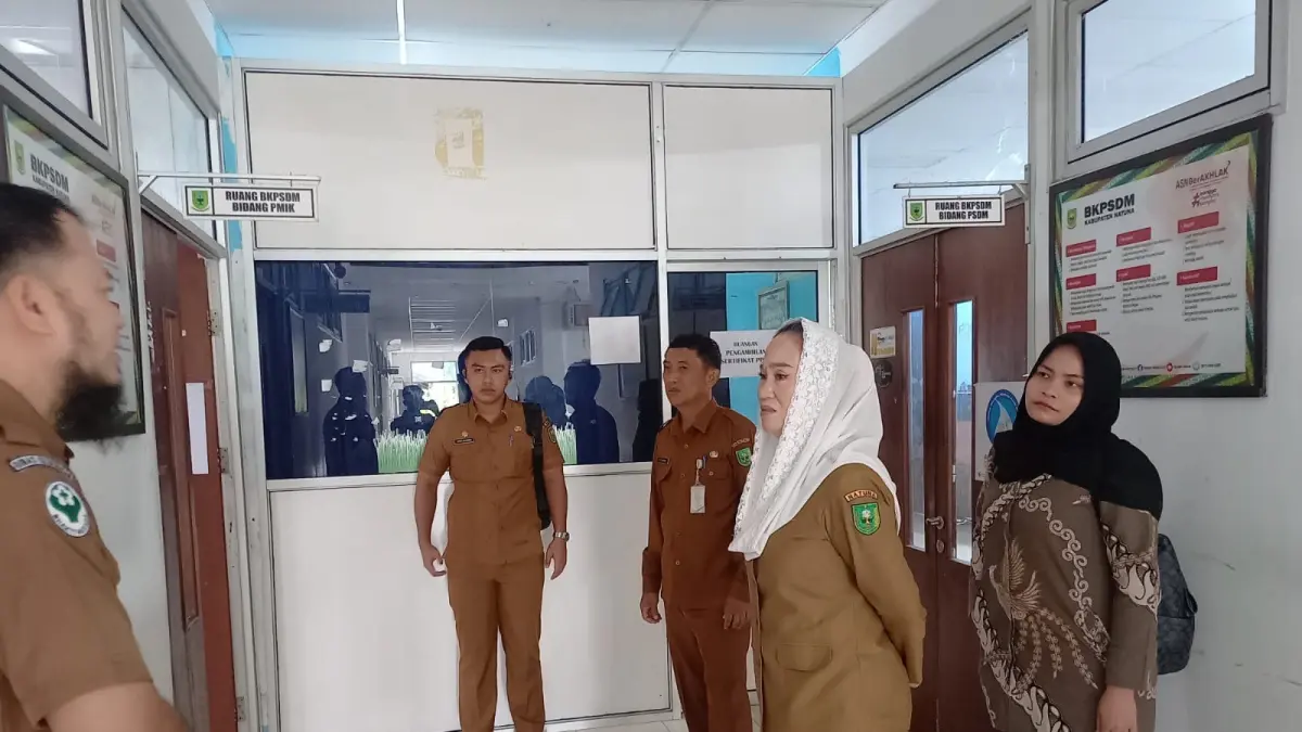 Bupati Natuna Cen Sui Lan saat mengunjungi melakukan kantor di kawasan pusat pemerintahan Kabupaten Natuna, yang terletak di kawasan Jalan Batu Sisir, Bukit Arai, Ranai. F. Faidillah/batampos