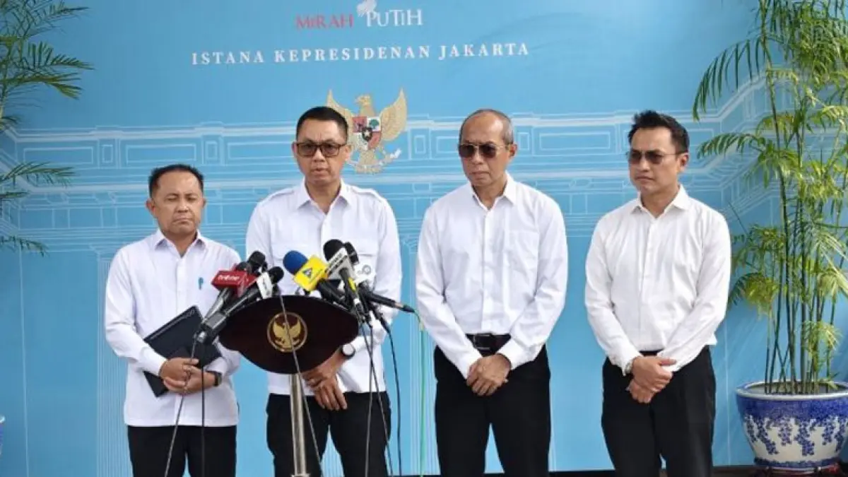 Direktur Utama PT PLN (Persero) Darmawan Prasodjo (dua kiri) menyampaikan pernyataan pers di Kompleks Istana Kepresidenan Jakarta, Senin (22/6/2026). (ANTARA/Fathur Rochman) 