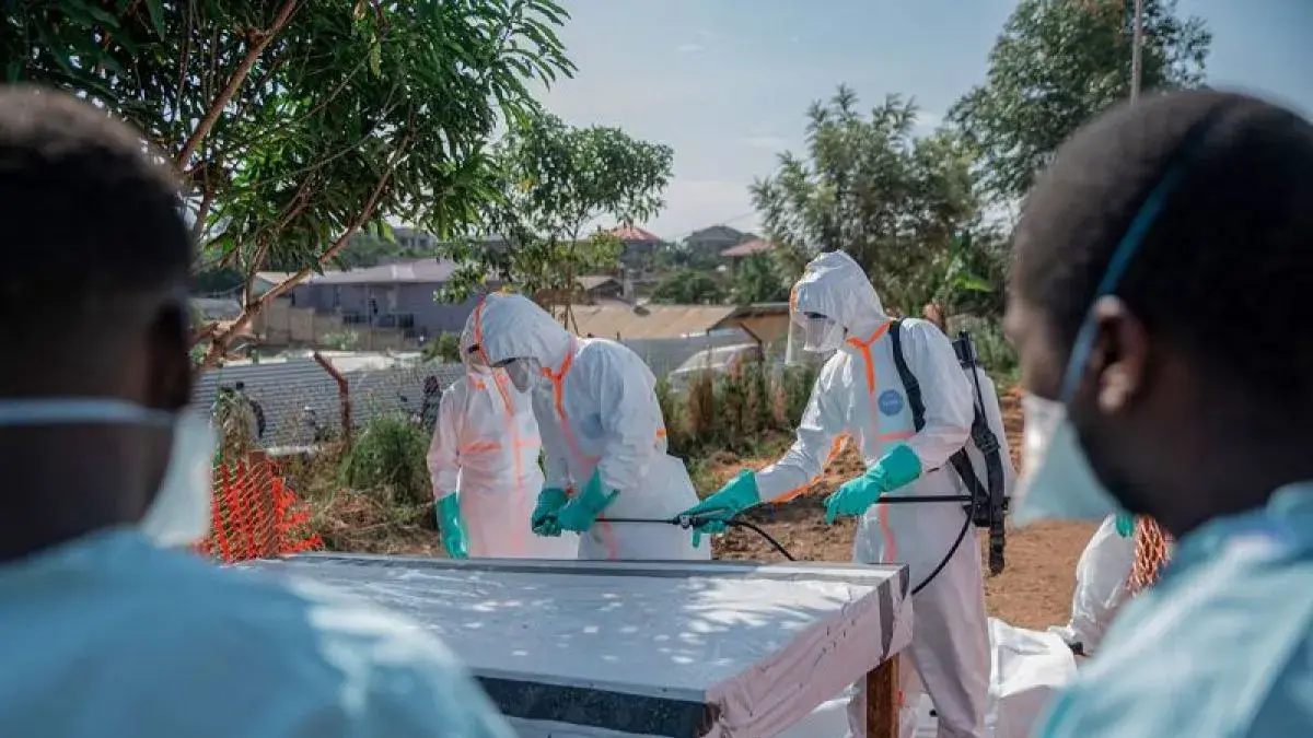 Ilustrasi - Petugas medis melakukan disinfeksi besar-besaran setelah seorang warga yang terinfeksi virus Ebola meninggal di Bunia, Republik Demokratik Kongo (DRC), 13 Juni 2026. (ANTARA/Anadolu/pri)