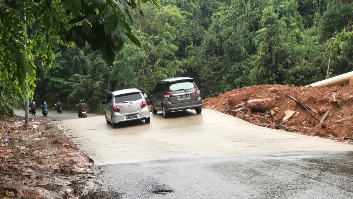 Pengendara melintasi di ruas Jalan Gajah Mada di kawasan Vista, Batam, yang kembali mengembung dan terangkat setelah sebelumnya diperbaiki, Senin (22/6).Foto: M. Sya