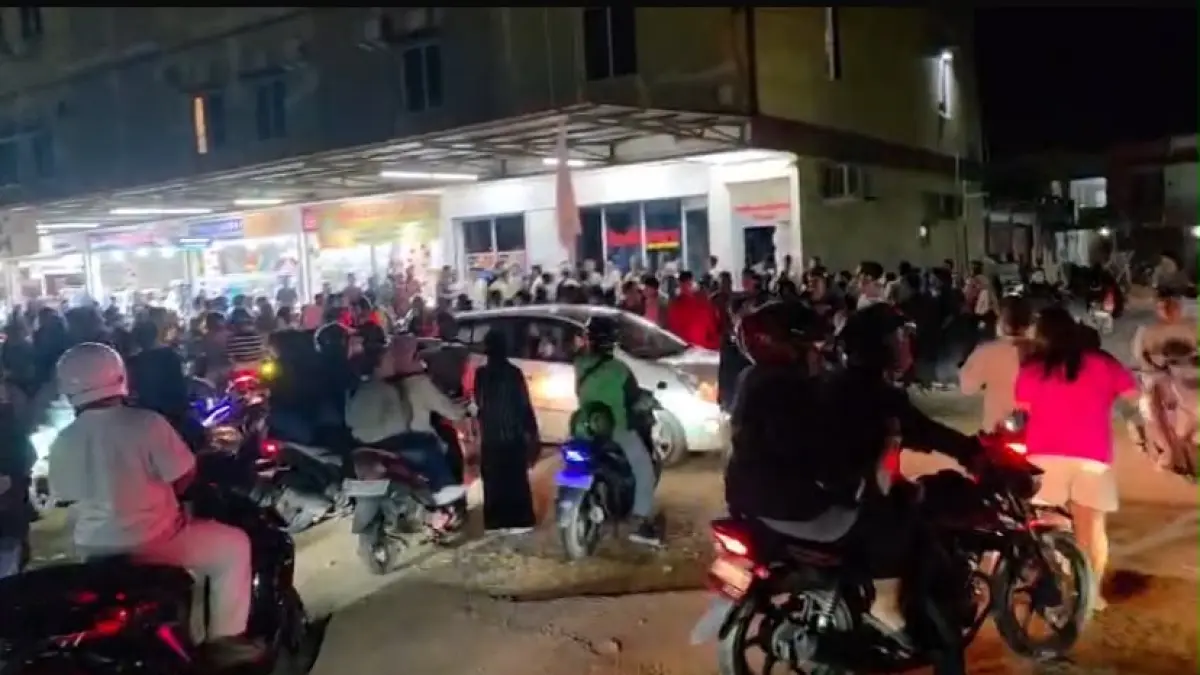 Ratusan warga Perumahan Cikitsu, Batam Center, menggeruduk sebuah penginapan RedDoorz yang beroperasi di kawasan tersebut. 