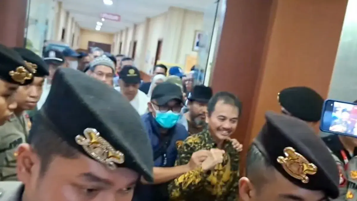 Tersangka kasus dugaan fitnah dan pencemaran nama baik terkait keaslian ijazah Presiden ke-7 RI Joko Widodo (Jokowi), Roy Suryo keluar dari RS Polri Kramat Jati, Jakarta Timur, Senin (22/62026) pagi. (ANTARA/Siti Nurhaliza).