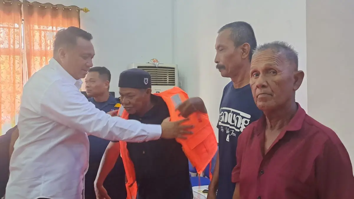 Direktur KPLP, Triono menyerahkan life
jacket ke nelayan saat kegiatan
kampanye keselamatan pelayaran di
gedung Sarotama, Pangkalan PLP Tanjunguban, Bintan pada Selasa
(23/6/2026). F.Slamet Nofasusanto/ Batam Pos