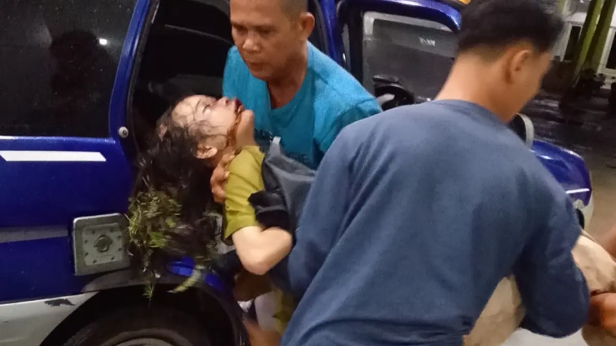 Korban saat tiba di rumah sakit usai mengalami penganiayaan di daerah Ekang, Kecamatan Teluk Sebong, Selasa (16/6/2026) dini hari. F.Kiriman Karlo untuk Batam Pos