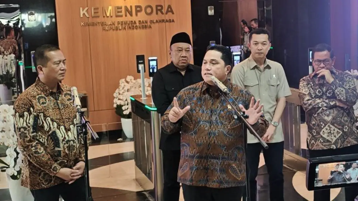  Menteri Pemuda dan Olahraga Erick Thohir memberikan keterangan kepada awak media seusai rapat konsolidasi terkait persiapan PON 2028 di Jakarta, Selasa (23/6/2026). ANTARA/Aloysius Lewokeda/aa.
