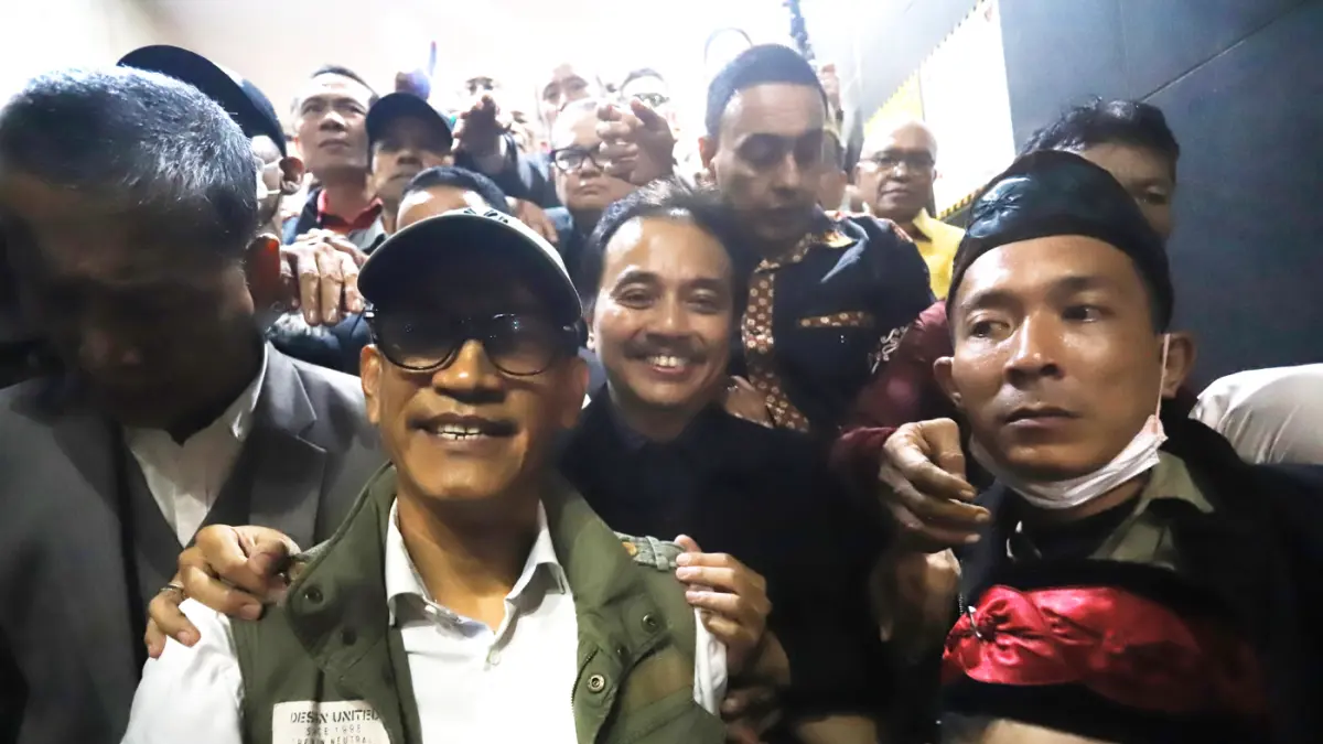 Pakar telematika Roy Suryo dan dua rekannya usai menjalani pemeriksaan perdana sebagai tersangka dalam kasus dugaan tudingan ijazah palsu Presiden ke-7 Indonesia Joko Widodo di Mapolda Metro Jaya, Jakarta, Kamis (13/11/2025). (Dery Ridwansah/ JawaPos.com)