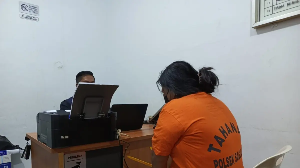 Penyidik Polsek Sagulung memeriksa PJH, ibu yang menganiaya anak tirinya. F. Aris untuk Batam Pos