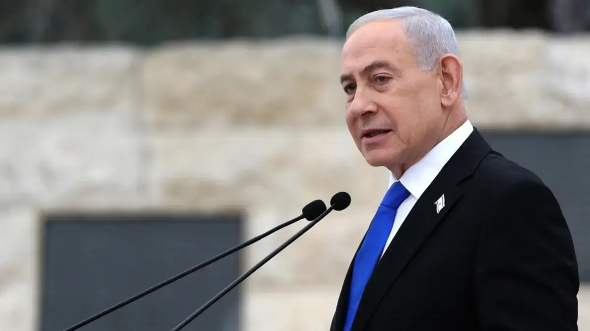 Perdana Menteri Israel Benjamin Netanyahu menghadiri upacara peringatan Hari Peringatan Prajurit Gugur Israel, atau Yom HaZikaron, di Pemakaman Militer di Gunung Herzl di Yerusalem, Selasa, 21 April 2026. (Ilia Yefimovich/Pool Photo via AP)