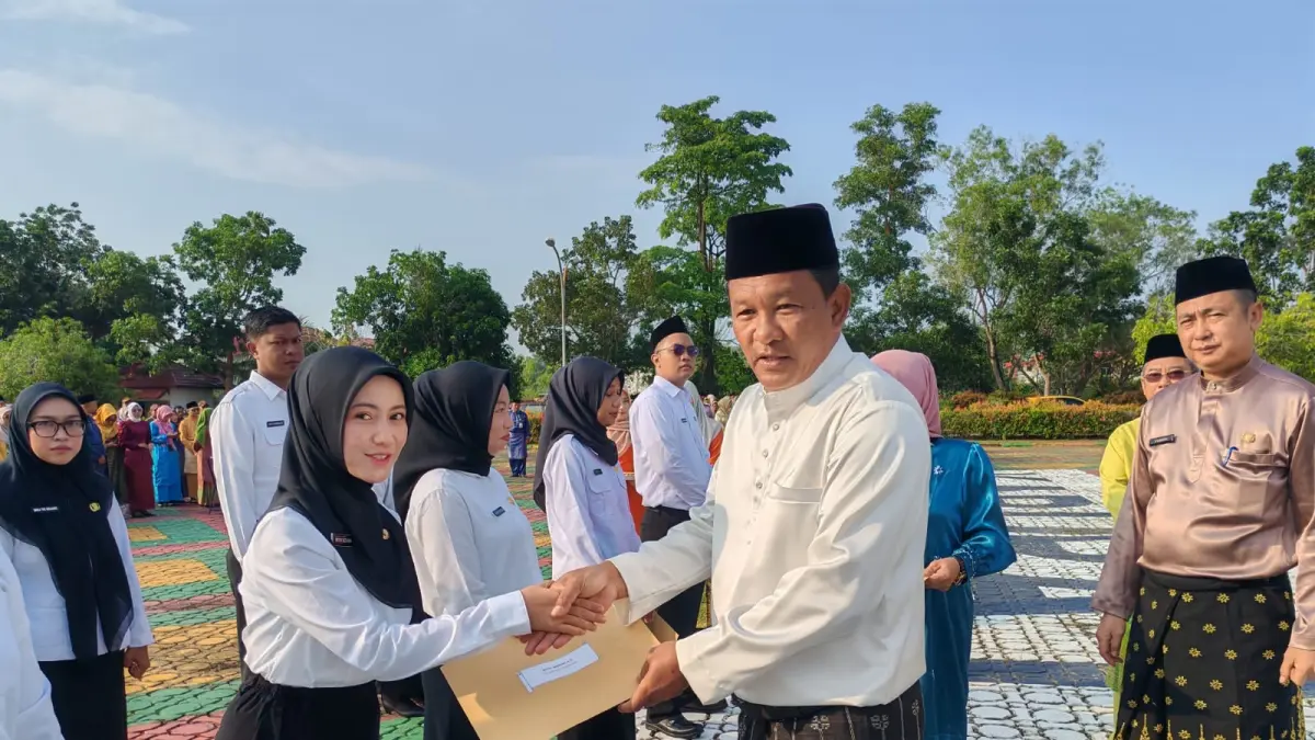 Pj Sekda Karimun, Djunaidy menyerahkan SK P3K kepada pegawai di salah satu OPD beberapa waktu lalu. F dok Pemkab Karimun