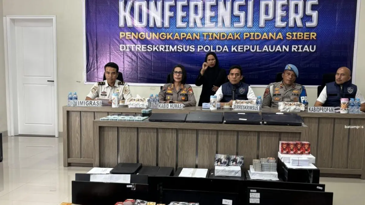 Polisi mengamankan barang bukti dari hasil penindakan live judi online di Batam. F. Yashinta/ Batam pos