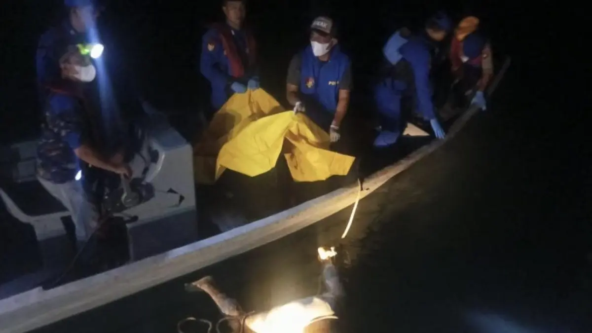 Polisi saat mengevakuasi jasad nelayan Pulau Karas yang mengapung di perairan Pulau Terkulai. F. Satpolair Polresta Tanjungpinang untuk Batam Pos