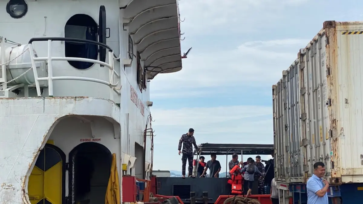 Situasi penyelamatan kru Kapal Batam Indah 9 yang tenggelam di perbatasan Batam - Singapura. F Ist