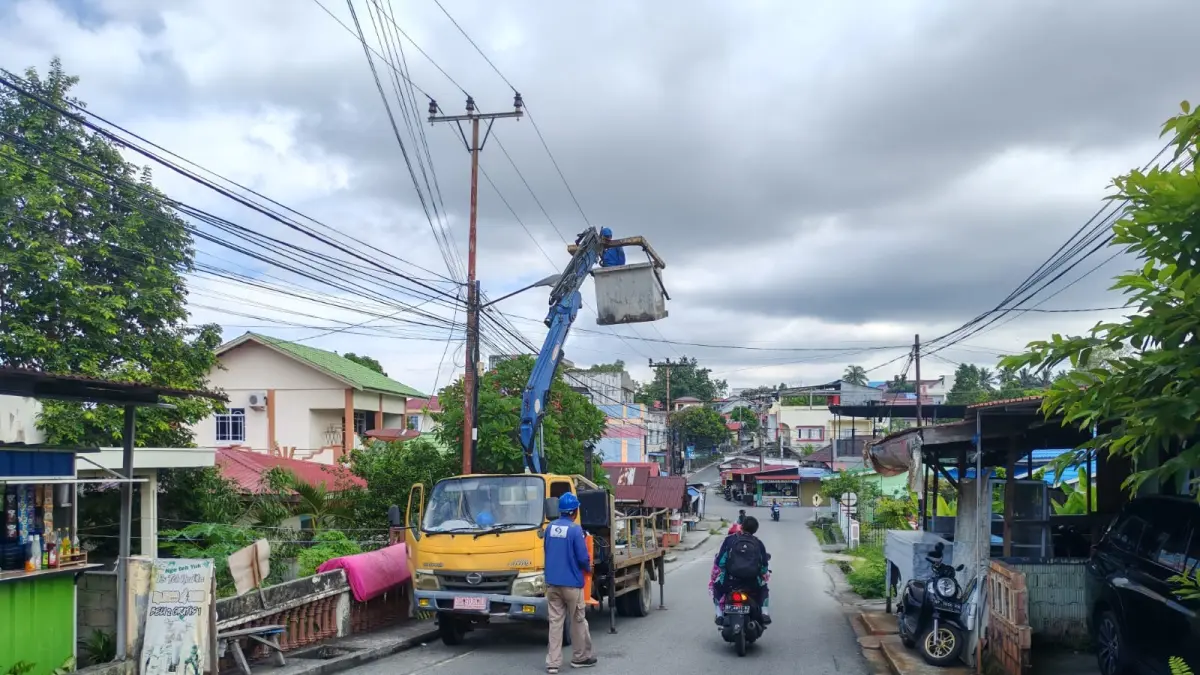 Teknisi dari Dinas Perkim Kabupaten Karimun sedang memperbaiki lampu jalan yang rusak di Karimun, Selasa (23/6/2026). F Sandi Pramosinto/Batam Pos