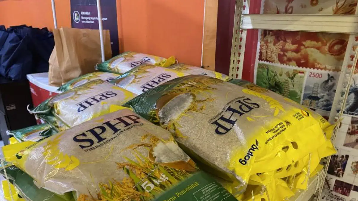 Tumpukan beras SPHP di salah satu outlet BUMN mitra BULOG Batam di Pos Indonesia KCU Batam, Kepri, Selasa (23/6/2026). (ANTARA/Amandine Nadja) 