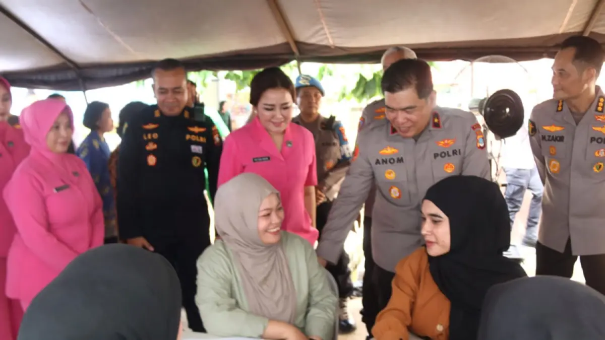 Wakapolda Kepri Brigjen Pol Anom Wibowo meninjau warga yang mengikuti pemeriksaan kesehatan pada acara bhakti kesehatan dan bantuan sosial peringatan HUT Bhayangkara di Rumah Sakit Bhayangkara Polda Kepri.Selasa (23/6). F Cecep Mulyana/Batam Pos