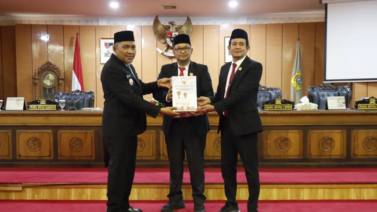 Wakil Bupati Karimun, Rocky Marciano Bawole menyerahkan LPP kepada Ketua DPRD, Raja Rafiza yang didampingi Wakil Ketua, Satria kemarin. F Sandi Pramosinto/Batam Pos
