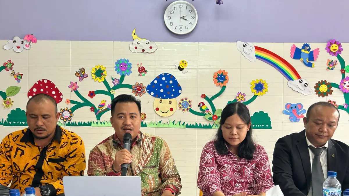 Kepala sekolah Playgroup Djuwita, Lidiawati Siadari (kedua dari kiri) didampingi kuasa hukumnya (dari kiri) Lisman Hulu, Leo Halawa dan kuasa hukum Playgroup Djuwita Manaek Simarmata saat memberikan keterangan pers di sekolah Djuwita, Baloi, Rabu (24/6/2026). F Chahaya Simanjuntak/Batam Pos