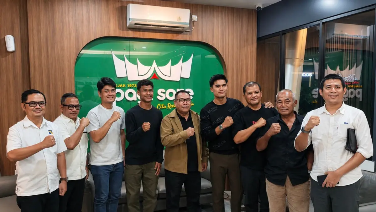 Deputi Bidang Investasi BP Batam, Fary Djemy Francis, bersama pemain Timnas Indonesia Ramadhan Sananta foto bersama usai membahas pembinaan sepak bola usia dini dan rencana pelaksanaan BP Batam International Football Festival 2026 di Batam. Foto: BP Batam untuk Batam Pos&nbsp;
