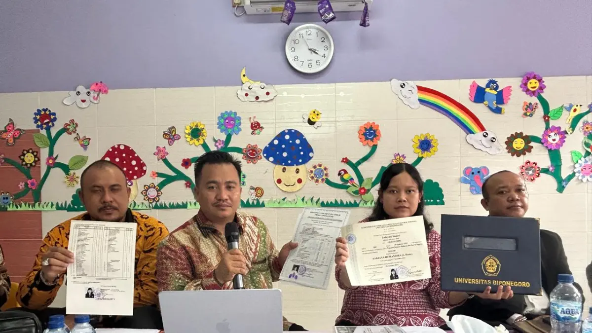 Lidiawati Siadari (kedua dari kanan) beserta kuasa hukumnya dari Filemon Halawa Law Associated menunjukkan ijazahnya, Rabu (24/6/2026). Kepsek Playgroup Djuwita ini dituding menggunakan ijazah palsu atas kasus dugaan ancaman kekerasa di sekolah tempat dia bekerja.