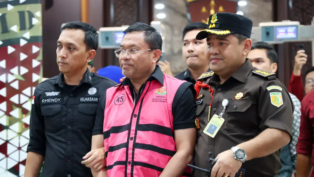 Kejaksaan Agung menetapkan tiga tersangka yaitu mantan Kepala BGN Dadan Hindayana, dan dua mantan Wakil Kepala BGN yakni Sony Sonjaya dan Lodewyk Pusung sebagai tersangka dugaan tindak pidana korupsi tata kelola program MBG pada BGN tahun 2025-2026. (Dery Ridwansah/JawaPos.com)